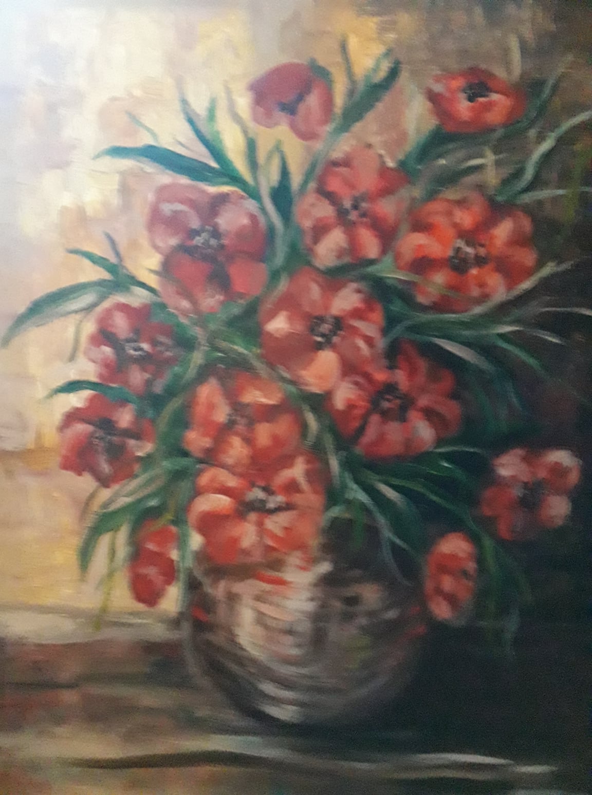 Bukiet czerwonych kwiatów na stonowanym tle.
